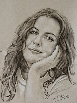 Ritratto di ragazza sognatrice realizzato a carboncino