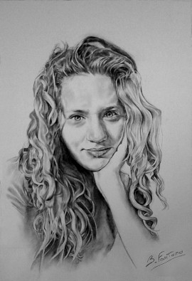 Ritratto ragazza, disegno a carboncino